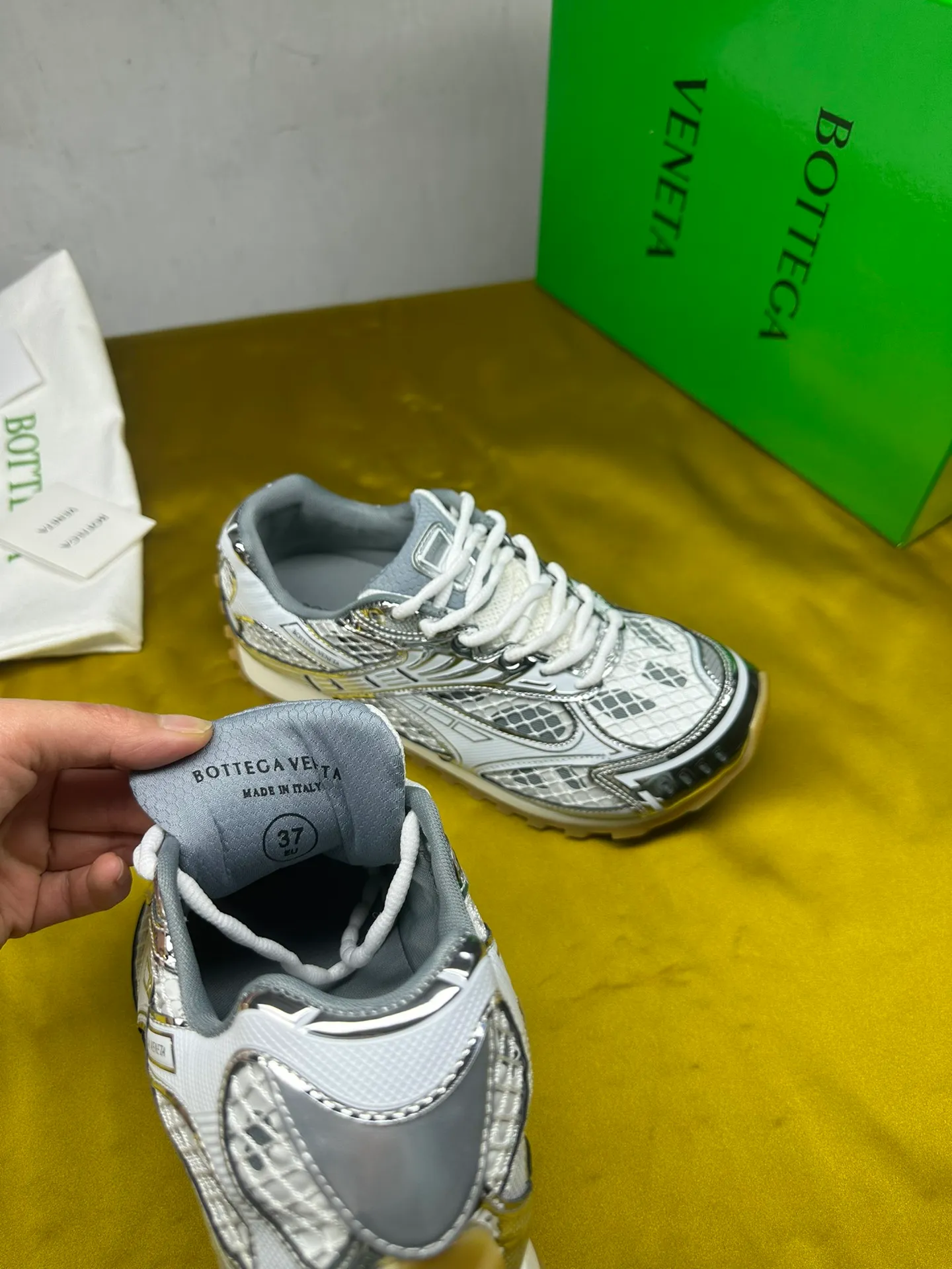 👟👟Ex-factory price 600👟👟 Men's size +10 Real photos 🔥🔥BV Orbit sneakers Wang Yibo's same style couple's dad shoes Runner sneakers, made of lightweight technical mesh fabric. Matched with geometric pattern designed rubber outsole, Wang Zha series high version. Look for the package technology. It is actually a lot taller, but the legs are still slim. Very nice, playable and durable. Matched to the standard💯 Package shoe technology. Look for the high version. The outsole is made of color-blocked TPU outsole. Women's model 35 36 37 38 39 40 41 42 (40 41 42 43 44 45 customized) (Customer logo can be accepted without refund or exchange at a favorable price) Equipped with original packaging